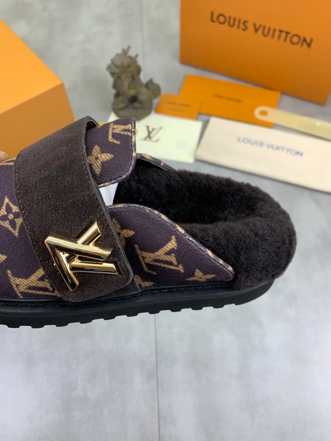 Men's Men's Shoes P480 New Couple Style LV Louis Vuitton L Family Donkey Brand Latest Easy Series Birkenstock Baotou Thick Sole Wool Slippers Sandals Original purchase, development and production This LV Easy sandal is made of suede cow leather, with Monogram pattern to highlight the trendy style. Adjustable straps with illuminated LV letters, flexible insoles and micro outsoles provide a light and comfortable experience. Exquisite packaging at the delivery counter 🛍📦 ▪️Fabric: Original custom imported first-layer cowhide ▪️Inner lining: Original customized warm wool lining ▪️Outsole: Original open-molded rubber foam material ▪️Sole thickness: 4CM ▪️Size: Men and women 35-45